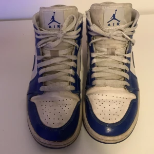 Jordan 1 Kentucky Blue - Jordan 1 Kentucky Blue i helt okej skick. Säljs för endast 199  (går att diskuteras) PGA att dom är för små str 40. Nypris 2699. Bara skorna medföljer.