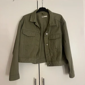 Kort (croppad) jeans jacka - Jätte fin grön jeansjacka ifrån Gina tricot😍😍Använd ett fåtal gånger.   Storlek: L