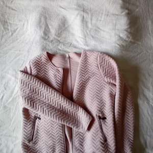 Bolero - Bolero/jacka. Känns mindre än XL. Hundar finns i hemmet.