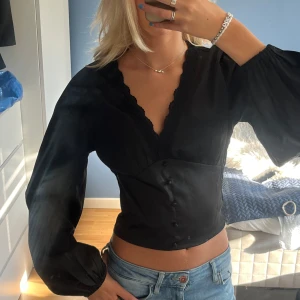 Vacker blus - Jättefin blus från hm med knappar och i satin material, ballong ärmar och lite korsett liknande 🖤passar både middag och fest  Säljer då den inte kommer till användning 
