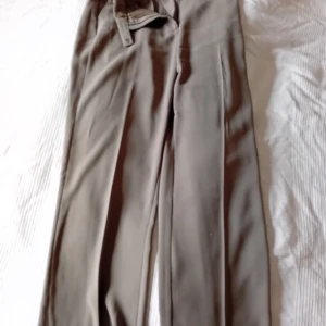 Fin byxor - Lite elegantare, kontors byxor, stl 40, polyester. Hundar finns i hemmet.