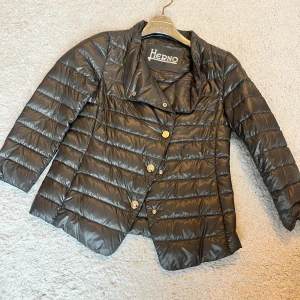 Hernojacka militärgrön - Så fin hernojacka! Säljer pga för liten 🥹🥹❤️ Passar perfekt nu till hösten 🍂