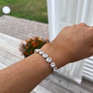 Armband i silver - Ett superfint armband med 8 stenar i silver som dessvärre inte kommer till någon användning längre. Kan bli upp till ca 23 cm i omkrets. Vet tyvärr inte vart det kommer ifrån.  Använt max 3 gånger