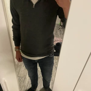 Merinoull halvsip  - Säljer nu min snygga john Henrik halvsip, storlek M men passar även i s. 9/10 i skick och en riktigt skön passform. 799kr original pris. 100% merinoull.