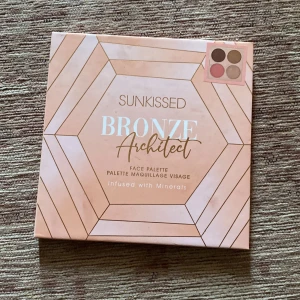 Sunkissed Bronze Architect Face Palette - Snygg face palette från Sunkissed som heter Bronze Architect. Den är infuserad med mineraler och har en lyxig förpackning i rosa och guld. Perfekt för att skapa en solkysst look med olika nyanser för ansiktet.