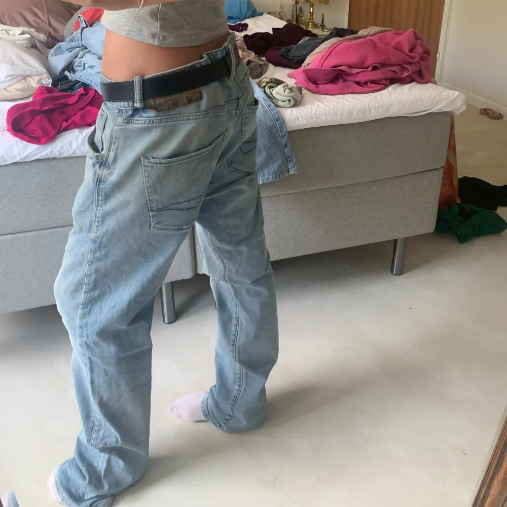 Jätte snygga baggy lightwahsed jeans! Säljer då dem inte kommer till användningen!  Midja tvärsöver: 44cm  Innerbenet: 80  Skriv vid minsta fundering! Kolla mitt konto för liknande plagg. Jeans & Byxor.