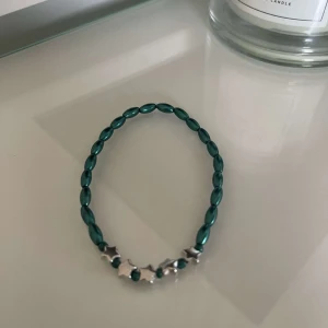 Grönt pärlarmband med silverdetaljer - Snyggt armband med gröna pärlor och små silverdetaljer. Perfekt för att ge en färgklick till din outfit. Passar både till vardags och festliga tillfällen!