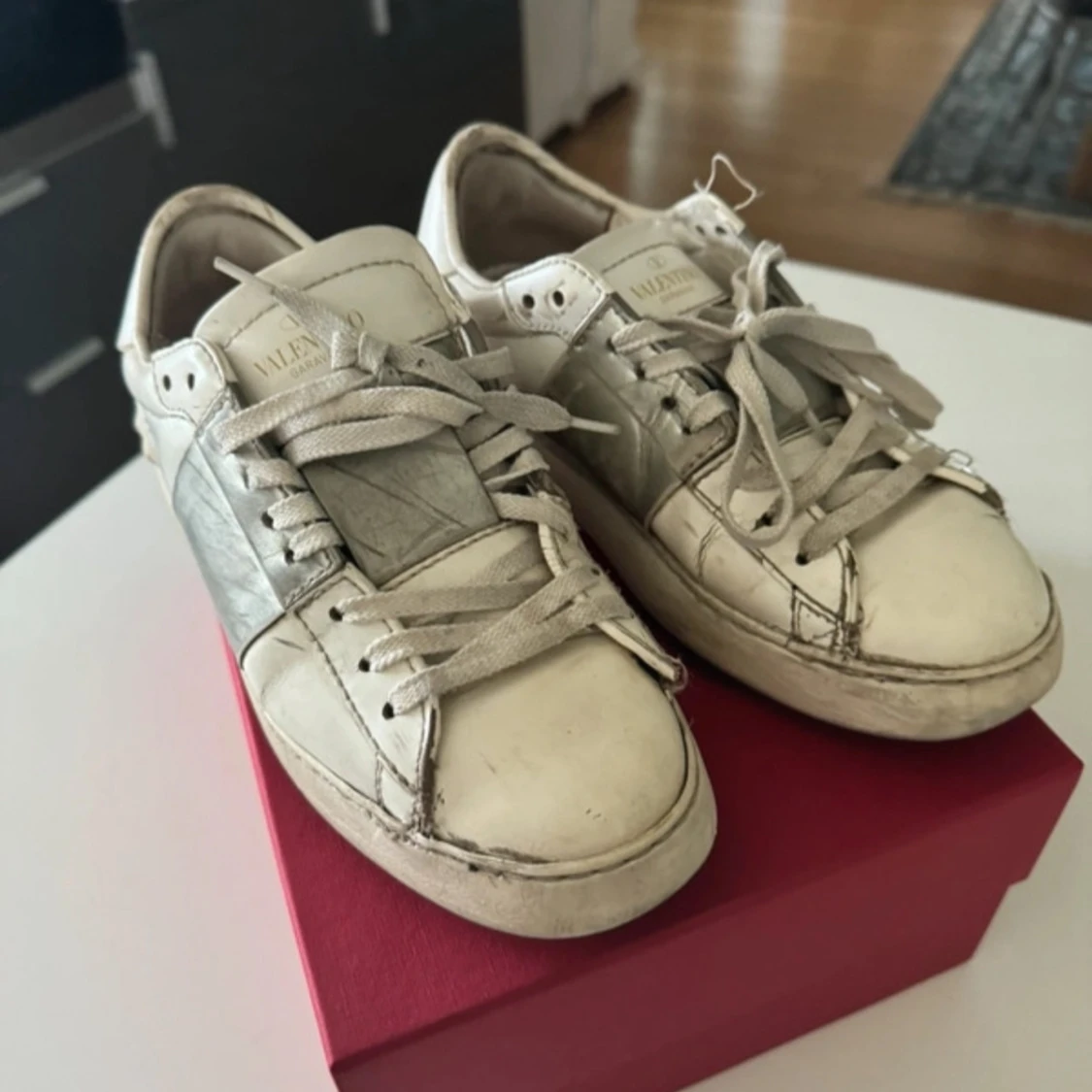 Valentinoskor i silver 