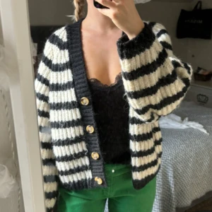 Stickad kofta  - Tjock stickad kofta med knappar, från zara. Toppskick. 