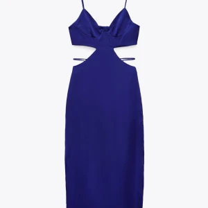 Klänning från Zara - Använd en gång på ett bröllop. Jättefin klänning men har aldrig använt den sen dess (2 år).