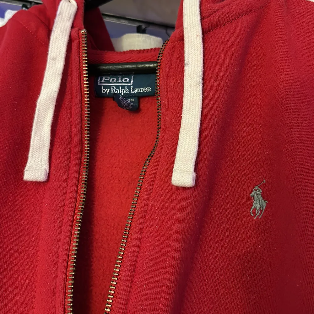 En klassiker, hoodien med dragkedja från Ralph lauren. Alltid snygg, trendig och skön. Använt en del men den håller kvalitet och framförallt skön samt snyggt att den är röd. Kul med en lite annorlunda färg.   Storlek: L  Nypris: 1500-2000 . Hoodies.