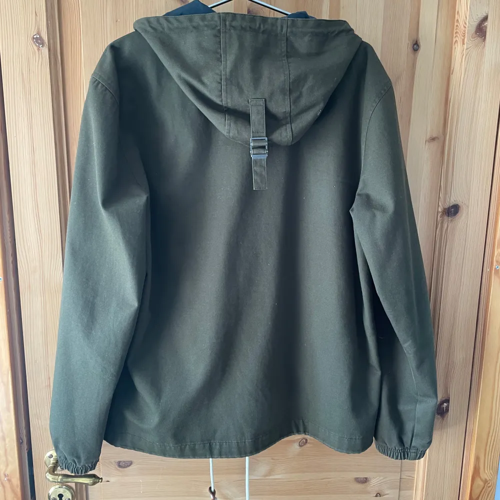 Tvär fet jacka från lyle scott i en skit fett grön färg den är st L men passar M mycket bättre. Takit.