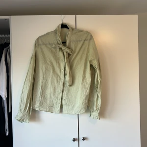 Fin blus/skjorta  - Fin blus/skjorta i strl 42 från Gina. 