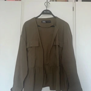 Zara tunn jacka - Populär tunn jacka/kofta från Zara i peplum-stil Aldrig använd!  Strl L
