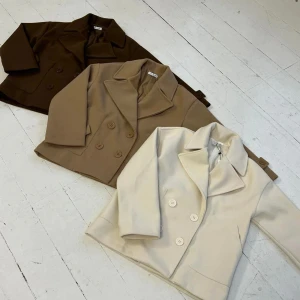 Design by si jacka  - Säljer min design by si kappa🤍 den är ljus beige i storlek xs/s, kappan är sparsamt använd i super fint skick 🤍