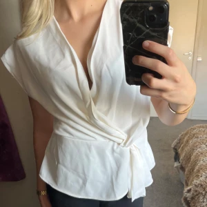 Vit zara blus - Användt någon gång vit blus från zara i stl s inga defekter💕☺️