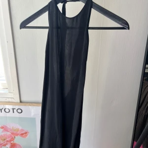 Svart klänning från zara - Svart klänning med djup öppen rygg