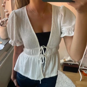 Topp med puffärm - Jättefin topp som passar både till fest och vardag🥰 använd några gånger men ser ut som ny!