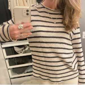 Randig tröja - Snygg virkad tröja fint skick💕