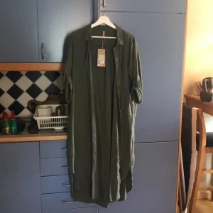 Klänning - Khaki grön klänning, nyskick svårt att få rättvisa bilder. Men jätte snygg