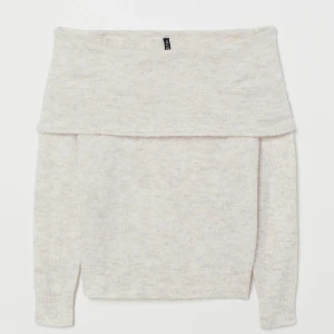 Off shoulder stickad  - Stickad beige offshoulder tröja från hm. Super mysigt nu till höst och vinter. Bra skick! Jag har S men den passar S/M och kanske L