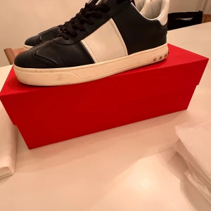 Valentino Garavani Flycrew - Valentino Garavani Flycrew.   Storlek 40. 100% äkta och är 9,5/10 i skick.  Färg: Marinblå. Alla nitar finns kvar.  Modellen har utgått och är svåra att få tag på. (Slutsålda)  Nypris: ca 7000kr  