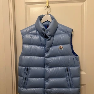 Moncler väst - Lite tjockare Moncler väst. Säljer då ja knappt använt den. Storlek M men passar mer åt S tycker jag.