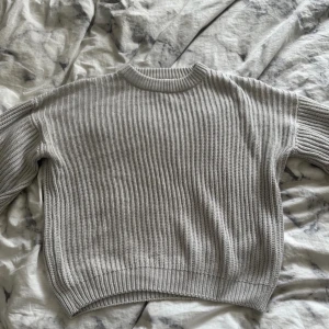 Grå stickad tröja - Säljer denna fina stickade tröja i storlek S från na-kd. Inga defekter som tex maskor utan den är sparsamt använd och i nytt skick! Nypris 379!💕