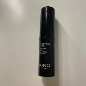 Contourstick Kiko Milano 203 - Contourstick från Kiko Milano i färgen 203 som endast har testas!!  Säljer snabbt!!