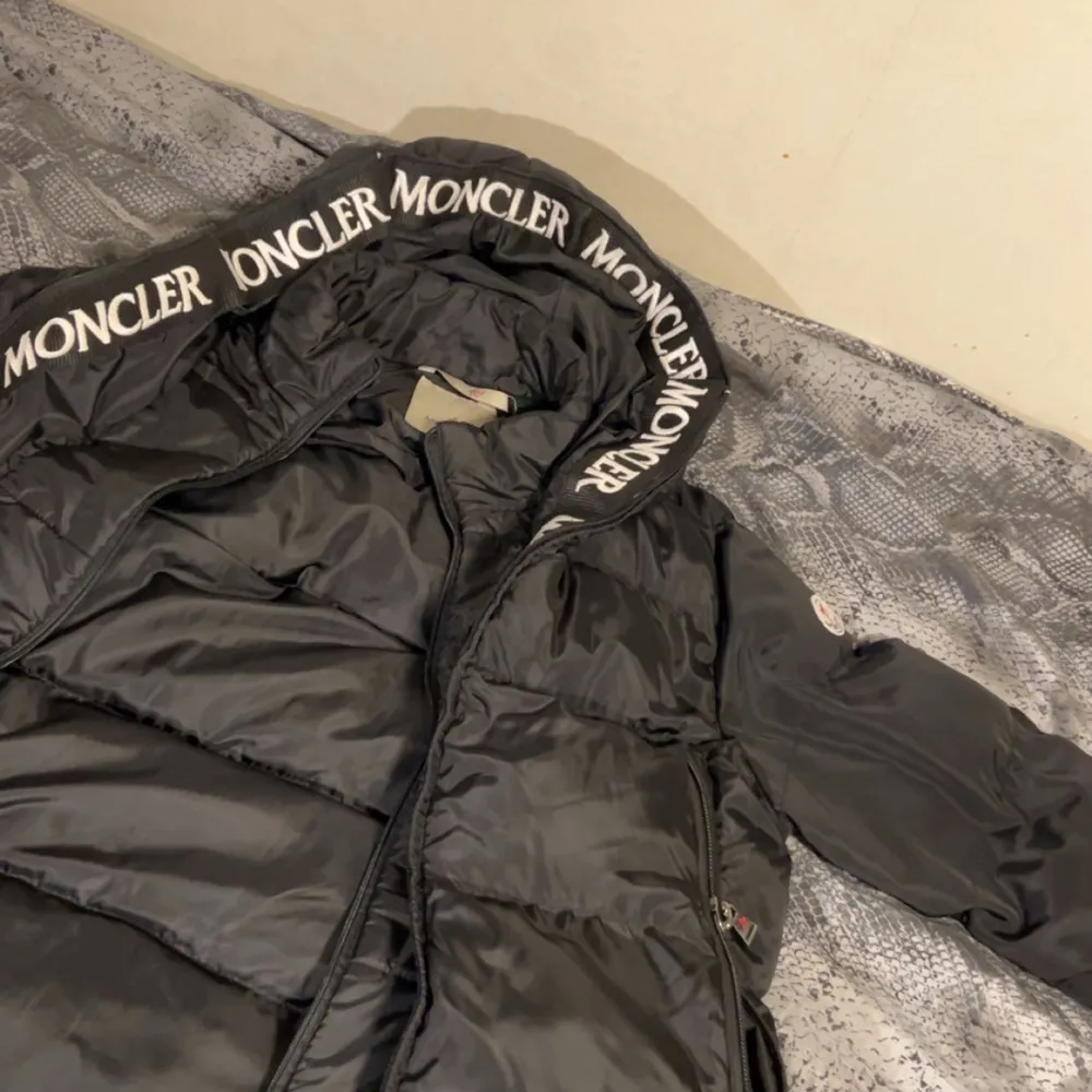 Moncler Jacka i bra skick. Mycket värmande och inget fel med dragkedjor och fickor. Scanner fungerar. Passar perfekt storlek M. . Jackor.