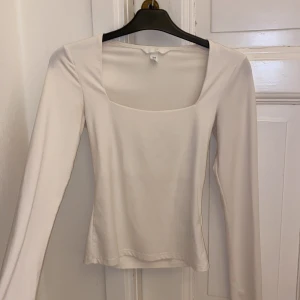 Vit långärmad tröja - Bra skick, skönt material, bra passform, skriv privat om du har fler frågor💓💓