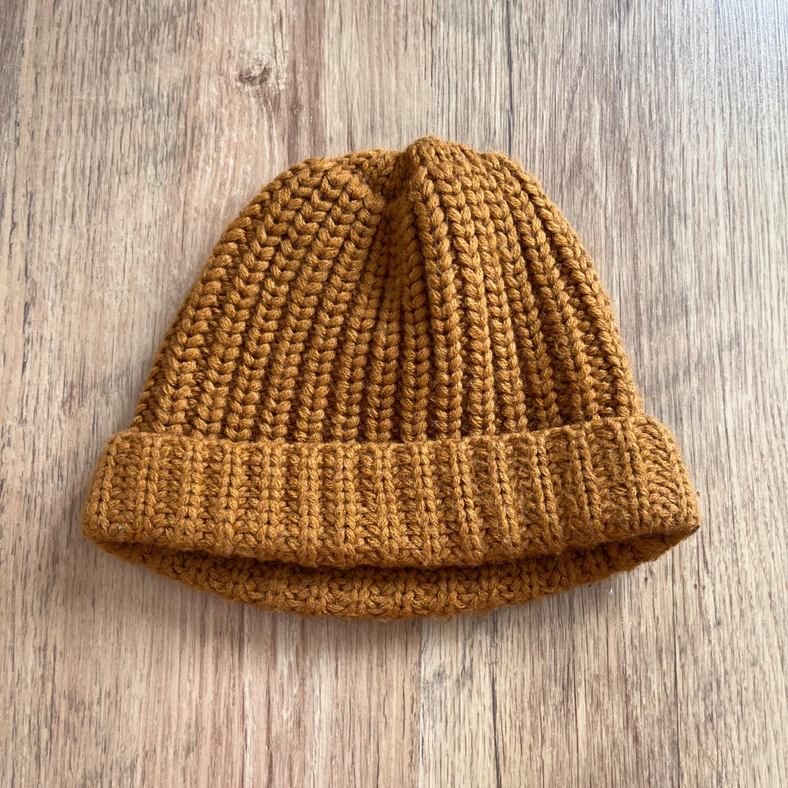 Brun stickad mössa från Monki