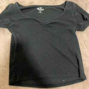 Svart ribbad tshirt - Svart ribbad tshirt från Hollister. Mycket bekväm och fin. 