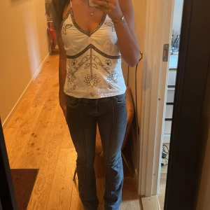 Vit topp med mönster  - En jättefin topp köpt utomlands, kommer inte till användning och är i bra skick💗💗 köpt för 250kr.