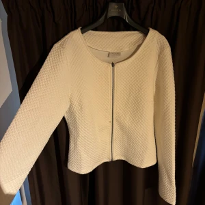 Vila kofta  - Liten fläck men den ska nog gå att ta bort/ storlek L men de passar mig som oftast har s/m 