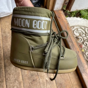 Moonboots stl 36-38 - Säljer mina supersnygga låga moonboots! OBS! Väldigt slitna och ena sulan har lossnat, så måste lämnas in till skomakare eller limmas fast! Därav det billiga priset😁🥰 nypris 2055 och priset kan diskuteras!
