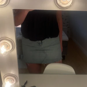 Jeanskjol - En jätte fin jeanskjol i jättebra skick!!🥰 säljer då den inte kommer till användning, skriv vid frågor☺️pris kan diskuteras !!