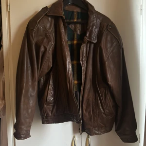 Brun läder jacka  - Vintage brun läderjacka  Rekommenderas för kortare personer för en mer oversized look 