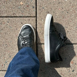 Vagabond sneakers - Säljer mina vagabond skor. Ca 2 år gamla, små tecken av användning skulle beskriva att skicket är 7/10  Strl-42  Pris kan diskuteras. Kom gärna med frågar, kan skicka fler bilder också🤗