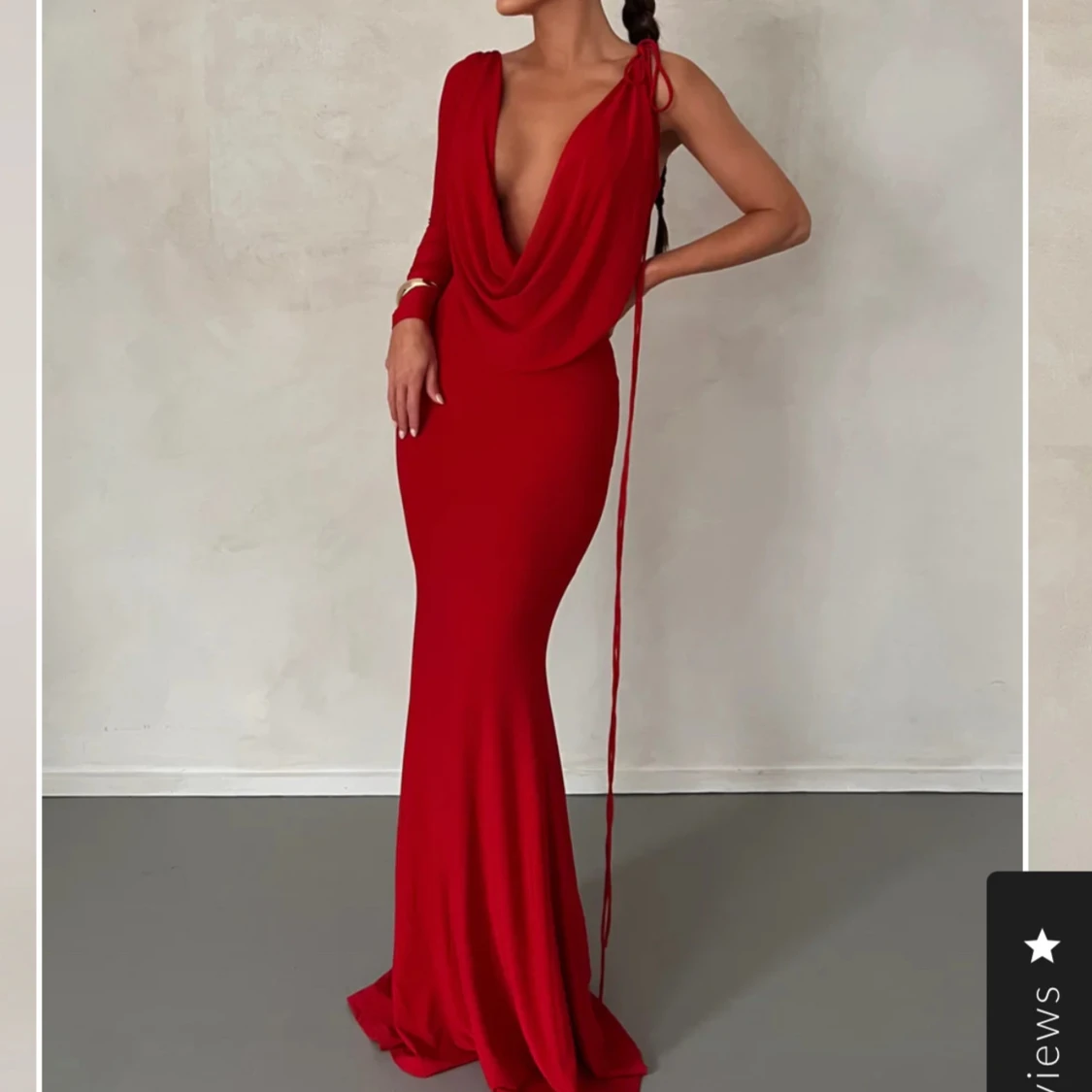 Röd långklänning med öppenrygg eller öppen vid bysten
