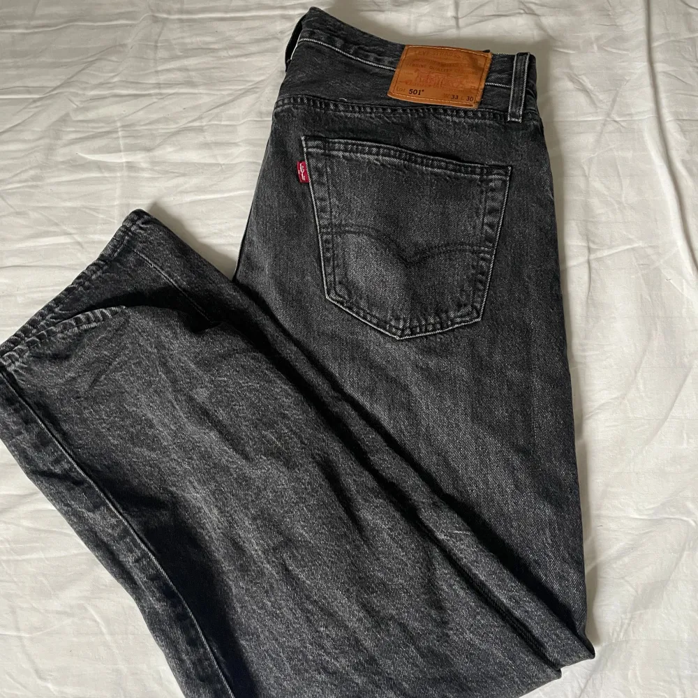 Ett par trevliga Levis 501 som jag säljer för dom inte passar längre. Kom dm för fler bilder. Storlek 33W/30L. Skick 9/10 ser inga fel på plagget.. Jeans & Byxor.