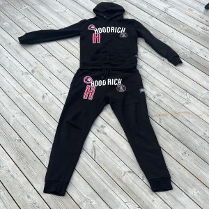 Hoodrich Set - Hej! Säljer mitt hoodrich set. Hoodie storlek M. Byxor storlek L.  Pris ej hugget i Sten.