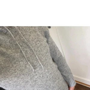 Stickad hoddie  - Fin stickad tröja från Dressmann Xs/S skulle säga att den passar bra på 170 ungefär och den är stilren och fräsch, pris är inte satt i detalj kan ändras vid snabbt köp.