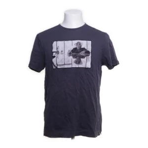 Limitato T-shirt  - Hej, jag säljer denna snygga fina t-shirt från det exklusiva märket Limitato✨🥂 Nypris 1750kr👌🏻 Leverans 1-2 dagar på instabox eller PostNord ✅🤝