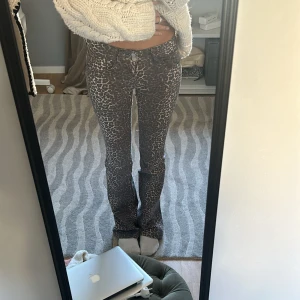 leopard jeans  - Så snygga jeans från nelly i leopardmönster! Köpta för ungefär en månad sen och använda ungefär tre gånger. Jag är 1,65 för referens. midjemåttet är 36cm rakt över och innerbenslängden är 81cm. Slutsålda på hemsidan. Nypris 700kr!