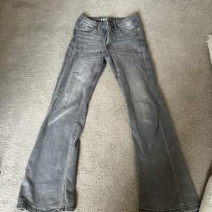 Ett par gråa bootcut jeans gråa. I storlek 134 från Kappahl.