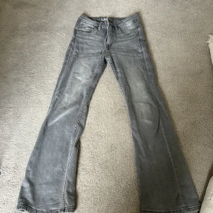 Bootcut Jeans - Ett par gråa bootcut jeans gråa. I storlek 134 från Kappahl.