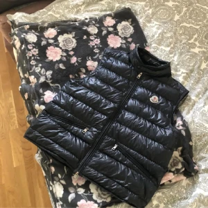 Moncler Gui (äkta) - Moncler Gui, storlek 2, självklart äkta dock inget og som medföljer 