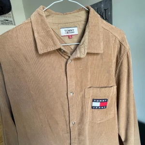 Tommy skjorta  - Manchesterskjorta från Tommy Jeans i storlek L. 