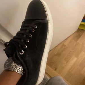 Lanvin cap toe - Säljer dessa svarta lanvin cap toe till ett bra pris. Og pris 4999 Allt og ingår: två dustbags extra snören och box | Kom priv för mer info👏